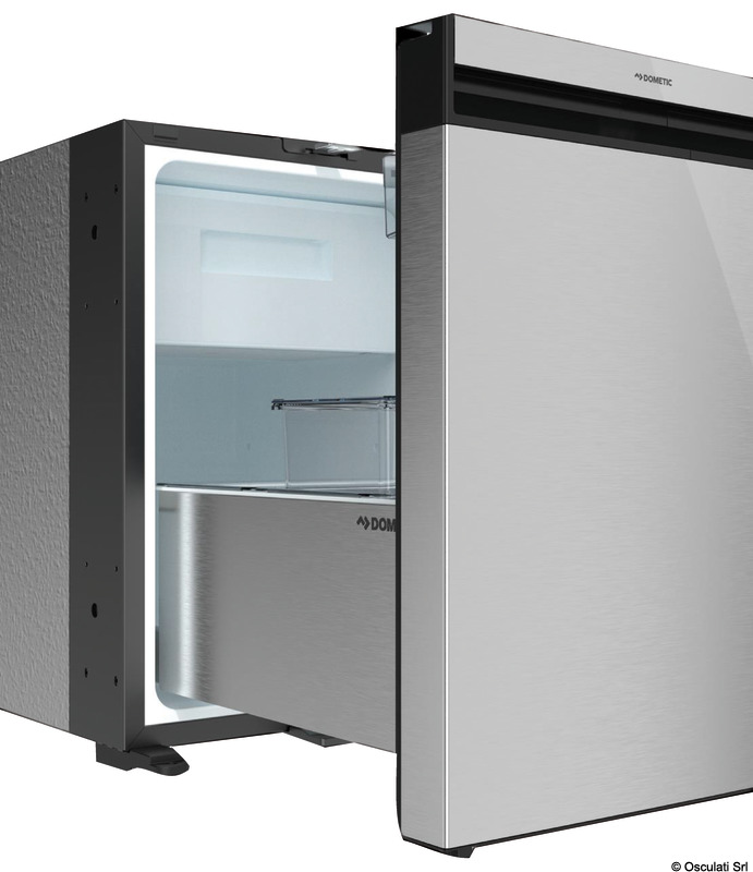 Design innovativo e alta efficienza energetica, con soluzione di raffreddamento 3-in-1: solo frigo, solo freezer o entrambi.La cella freezer può essere estratta con facilità per fare spazio a un frigorifero più grande. - Pannello di comando touch interno con barra a LED;- Installazione porta reversibile;- Maniglia larga completamente integrata per un facile accesso;- Chiusura intelligente per creare uno spazio e consentire l'aerazione;- Compressore leggero, compatto e a risparmio energetico con 3 modalità (Eco/Boost/Silent);- Compressore remotizzabile per la versione da 35 litri per ridurre al minimo la profondità;- Le cornici sono regolabili per installazione standard o ad incasso (vendute separatamente 50.907.XX / 50.908.XX).