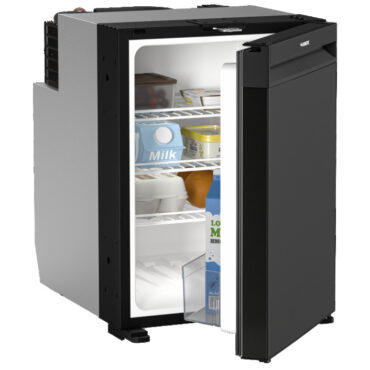 Frigoriferi con pannello nero scuro. Equipaggiati con 3 comodi ripiani e un balconcino per bottiglie o lattine. Scomparto freezer ordinabile separatamente come accessorio. - Pannello di comando touch interno con barra a LED;- Installazione porta reversibile;- Maniglia larga completamente integrata per un facile accesso;- Compressore leggero, compatto e a risparmio energetico con 3 modalità (Eco/Boost/Silent);- Compressore remotizzabile per la versione da 35 litri per ridurre al minimo la profondità;- Le cornici sono regolabili per installazione standard o ad incasso (vendute separatamente 50.907.XX / 50.908.XX).