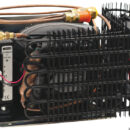 Kit completo di pannello, evaporatore scatolato e ventilato e compressore. La combinazione del compressore ITC + evaporatore ventilato garantisce un risparmio energetico dal 25/30%.Il sistema elettronico ITC permette la partenza Soft Start del compressore e gestisce le importanti funzioni Fast Cooling e Over Cooling:quando ITC (con motore barca in moto) rileva un surplus di corrente, fa lavorare al massimo il compressore per accumulare più freddo in meno tempo. Quando viceversa il motore della barca è spento, fa lavorare il compressore al minimo necessario per garantire la temperatura impostata.Pannello digitale per controllo temperatura.Protezione batterie con 3 diversi livelli selezionabili.Compressore NIDEC (Secop) 12/24 V con raffreddamento ad aria.Sistema di fissaggio compressore Click-On.