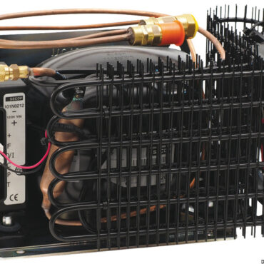 Kit completo di pannello, evaporatore scatolato e ventilato e compressore. La combinazione del compressore ITC + evaporatore ventilato garantisce un risparmio energetico dal 25/30%.Il sistema elettronico ITC permette la partenza Soft Start del compressore e gestisce le importanti funzioni Fast Cooling e Over Cooling:quando ITC (con motore barca in moto) rileva un surplus di corrente, fa lavorare al massimo il compressore per accumulare più freddo in meno tempo. Quando viceversa il motore della barca è spento, fa lavorare il compressore al minimo necessario per garantire la temperatura impostata.Pannello digitale per controllo temperatura.Protezione batterie con 3 diversi livelli selezionabili.Compressore NIDEC (Secop) 12/24 V con raffreddamento ad aria.Sistema di fissaggio compressore Click-On.