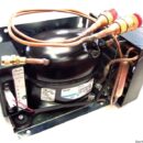 Unità refrigerante con compressore SECOP a controllo automatico elettronico che spegne automaticamente il gruppo quando la tensione della batteria scende sotto 10,4 a 12 V (22,8 a 24V). Completi di giunti rapidi, precaricati con gas ecologico R134a.Evaporatore da acquistare a parte.