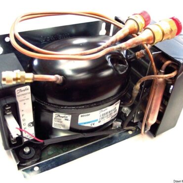 Unità refrigerante con compressore SECOP a controllo automatico elettronico che spegne automaticamente il gruppo quando la tensione della batteria scende sotto 10,4 a 12 V (22,8 a 24V). Completi di giunti rapidi, precaricati con gas ecologico R134a.Evaporatore da acquistare a parte.