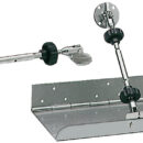 E’ costituito da due tenditori in acciaio inox da 10 mm, più quattro piastre in acciaio inox per il fissaggio dei tenditori ai flap e allo scafo, più due volantini speciali per il bloccaggio e lo sbloccaggio rapido a mano dei tenditori.