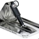 Adatti per grossi gommoni veloci o Fast-Commuter. Completi di anodi sacrificali.Il kit è composto da:- 2 cilindri azionatori 51.260.02 (codice LENCO 15055-01);- 2 alettoni in acciaio inox;- 2 prolunghe da 20' (6 m) 51.259.03 (codice LENCO 30133-103D) per collegamento dall'attuatore alla centralina, connettori stagni Deutsch Connectors.Il pannello di controllo va acquistato a parte.