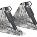 Adatti per scafi molto veloci / racing.Il kit è composto da:- 2 cilindri azionatori 51.260.03 (codice LENCO 15056-01);- 2 alettoni in acciaio inox.Il pannello di controllo e le prolunghe per il collegamento dall'attuatore alla centralina vanno acquistate a parte.