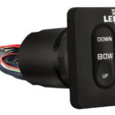 Pannello + control box stagno con uscite Deutsch Connectors. Cablaggio Plug&Play e funzione Retractor che fa rientrare i flap quando si toglie la corrente. Cavi di alimentazione 92 cm. Nella versione con LED, accensione ogni 5 mm di spostamento.