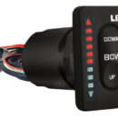 Pannello + control box stagno con uscite Deutsch Connectors. Cablaggio Plug&Play e funzione Retractor che fa rientrare i flap quando si toglie la corrente. Cavi di alimentazione 92 cm. Nella versione con LED, accensione ogni 5 mm di spostamento.