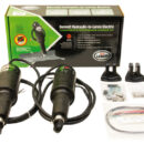 Questo kit è formato da:- 2 attuatori elettrici;- 2 staffe superiori (stessa foratura dei Bennett);- 2 connettori per collegamento a cablaggio Bennett;- viteria inclusa.Il kit permette di sostituire un kit Bennett eliminando la centralina idraulica. Utilizza gli alettoni, il cablaggio ed il pannello già esistente Bennett.