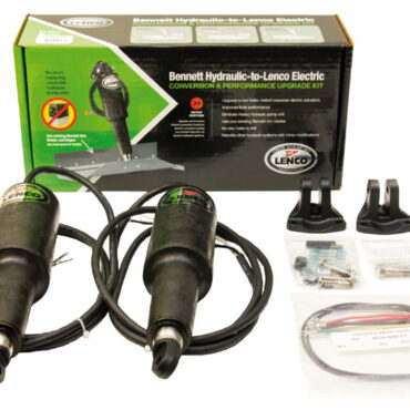 Questo kit è formato da:- 2 attuatori elettrici;- 2 staffe superiori (stessa foratura dei Bennett);- 2 connettori per collegamento a cablaggio Bennett;- viteria inclusa.Il kit permette di sostituire un kit Bennett eliminando la centralina idraulica. Utilizza gli alettoni, il cablaggio ed il pannello già esistente Bennett.