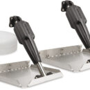 Sistema di Flap di nuova generazione con controller e centralina evoluti, pistoni rapidi e robusti per un’eccellente esperienza di guida. Attuatori più veloci e più potenti nati nel 2025 per garantire massime prestazioni di correzione d'assetto nelle barche moderne.Oltre ad una capacità di spinta di 340 Kg si caratterizzano per una capacità di tiro di 180 Kg (non presente nei cilindri standard).5 anni di garanzia sul sistema completo.74% di miglioramento nel bilanciamento della barca mantenendo lo scafo nel miglior angolo di carena nonostante pesi in movimento o mare formato.24% di minor impatto sull’acqua rende la navigazione più piacevole e morbida.Compatibile con tutti i motori dotati di centralina. Se sull'imbarcazione sono installati motori Mercury, il sistema, mediante connessione alla Mercury JBox, sarà in grado di acquisire una maggiore quantità di dati e quindi intervenire per rendere la navigazione ancora più predittiva e confortevole.Tutti i modelli funzionano a 12vLa posizione dei flap può essere visualizzata su qualsiasi "MFD" (schermo multifunzione)Versione Auto:Quando in funzione “auto” Grazie alla centralina di misurazione capisce le condizioni di navigazione come velocità, accelerazioni, beccheggio e brandeggio e reagisce tempestivamente portando e mantenendo lo scafo nel miglior angolo di navigazione.Il pilota può comunque intervenire e correggere differentemente l’assetto intervenendo sull’intuitivo pannello ergonomicoVersione Assist:Permette un controllo intuitivo e rapido dell’assetto da parte del pilota. Possibilità di programmare e richiamare velocemente due posizioni dei Flap volute.Kit composto da:•