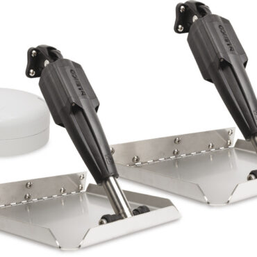 Sistema di Flap di nuova generazione con controller e centralina evoluti, pistoni rapidi e robusti per un’eccellente esperienza di guida. Attuatori più veloci e più potenti nati nel 2025 per garantire massime prestazioni di correzione d'assetto nelle barche moderne.Oltre ad una capacità di spinta di 340 Kg si caratterizzano per una capacità di tiro di 180 Kg (non presente nei cilindri standard).5 anni di garanzia sul sistema completo.74% di miglioramento nel bilanciamento della barca mantenendo lo scafo nel miglior angolo di carena nonostante pesi in movimento o mare formato.24% di minor impatto sull’acqua rende la navigazione più piacevole e morbida.Compatibile con tutti i motori dotati di centralina. Se sull'imbarcazione sono installati motori Mercury, il sistema, mediante connessione alla Mercury JBox, sarà in grado di acquisire una maggiore quantità di dati e quindi intervenire per rendere la navigazione ancora più predittiva e confortevole.Tutti i modelli funzionano a 12vLa posizione dei flap può essere visualizzata su qualsiasi "MFD" (schermo multifunzione)Versione Auto:Quando in funzione “auto” Grazie alla centralina di misurazione capisce le condizioni di navigazione come velocità, accelerazioni, beccheggio e brandeggio e reagisce tempestivamente portando e mantenendo lo scafo nel miglior angolo di navigazione.Il pilota può comunque intervenire e correggere differentemente l’assetto intervenendo sull’intuitivo pannello ergonomicoVersione Assist:Permette un controllo intuitivo e rapido dell’assetto da parte del pilota. Possibilità di programmare e richiamare velocemente due posizioni dei Flap volute.Kit composto da:•