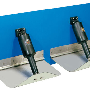 Privi di circuito idraulico, tutto il meccanismo é rinchiuso nel cilindro in nylon fiberglass. Un motorino elettrico aziona una serie di ingranaggi a vite senza fine, azionando il pistone in acciaio inox lappato. Facile e rapida installazione. Gli attacchi alla poppa e gli alettoni sono interscambiabili con i cilindri Bennett.