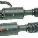 Privi di circuito idraulico, tutto il meccanismo é rinchiuso nel cilindro in nylon fiberglass. Un motorino elettrico aziona una serie di ingranaggi a vite senza fine, azionando il pistone in acciaio inox lappato. Facile e rapida installazione. Gli attacchi alla poppa e gli alettoni sono interscambiabili con i cilindri Bennett.