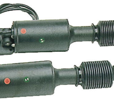 Privi di circuito idraulico, tutto il meccanismo é rinchiuso nel cilindro in nylon fiberglass. Un motorino elettrico aziona una serie di ingranaggi a vite senza fine, azionando il pistone in acciaio inox lappato. Facile e rapida installazione. Gli attacchi alla poppa e gli alettoni sono interscambiabili con i cilindri Bennett.