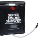 Costruita con un particolare PVC che assorbe i raggi solari, riscaldando l’acqua contenuta nell’interno. Munita di erogatore con fermo a pinzetta.