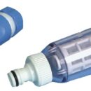 Da montare lungo le tubazioni che portano acqua a bordo dalla banchina. Filtra l’acqua che si immette a bordo che talvolta contiene quantità tale di calcare da intasare le tubazioni. Completo di 2 raccordi per il montaggio a scatto lungo la tubazione.