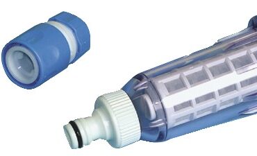 Da montare lungo le tubazioni che portano acqua a bordo dalla banchina. Filtra l’acqua che si immette a bordo che talvolta contiene quantità tale di calcare da intasare le tubazioni. Completo di 2 raccordi per il montaggio a scatto lungo la tubazione.