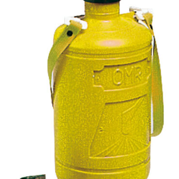 E’ costituita da un recipiente in ABS che può contenere 8 litri d’acqua, da una doccia con rubinetto a pulsante e 1,7 metri di tubo, da un pistone pressore. Azionando 25 volte il pistone si mette in pressione fino a tre bar e l’acqua può uscire dalla doccia. La Handi Shower é ben costruita e molto funzionale.