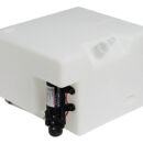 Serbatoio in polietilene con autoclave tipo 16.503.12, consigliato per un'utenza.Ha la particolarità di poter essere ruotato di 90° variando l'altezza da 34 a 26 cm secondo necessità.