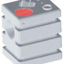 In polietilene alimentare lineare. Completo di tappo di ispezione + predisposizioni multiple per carico, scarico, sfiato con filetti femmina da 1" 1/4, 3/4", 1".Predisposto per installazione indicatore di livello con flangia VDO 5 fori (27.160.xx; 27.161.xx; 27.166.xx).