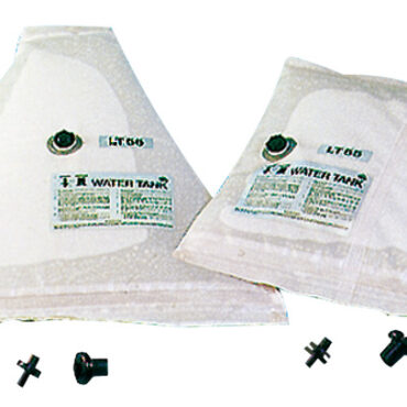 Sono comodissimi, in quanto si adattano alla conformazione del luogo di posizionamento. Non richiedono nessuna manutenzione e costano pochissimo. Sono completi di bocchetta d’entrata e d’uscita dell’acqua e con una valvola di sfiato per le bolle d’aria. Tessuto misto Nylon-PVC molto robusto, con saldature doppie garantite antiscoppio.