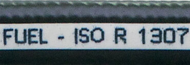 Versione in PVC: in PVC antibenzina coestruso con calza in nylon più uno strato esterno di PVC nero. Versione per benzina verde.Versione in gomma: in gomma nera, con rinforzo interno antiscoppio in filati sintetici alta resistenza.