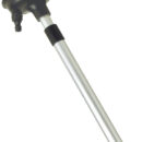 Si appoggia la ventosa in gomma sopra la presa a mare, facendo leva a terra tramite il tubo telescopico in alluminio. Il tubo dell’acqua si innesta a scatto nel raccordo universale tipo giardinaggio.