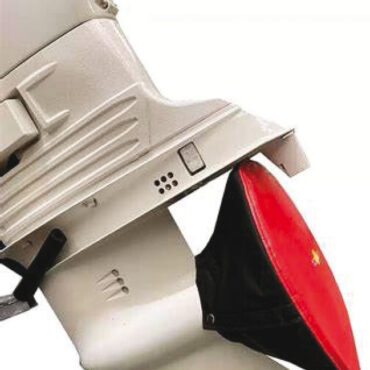 Fabbricata in poliestere ad alta resistenza ed UV resistente.Imbottita con schiuma poliuretanica da 6 mm, cuciture rinforzate e chiusura con bottoni a pressione.Maniglia resistente ed interno antisdruciolo per garantire facitilità e stabilità durante il trasporto.Colore ad alta visibilità per maggiore sicurezza in fase di traino.