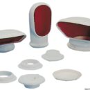 In PVC flessibile bianco, girevoli, complete di tappo di chiusura.