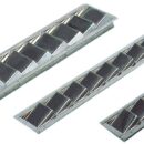 In acciaio inox lucidato a specchio.