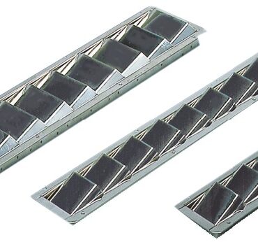 In acciaio inox lucidato a specchio.