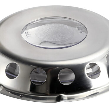 In acciaio inox. Permette il passaggio dell’aria, pur essendo perfettamente stagna.