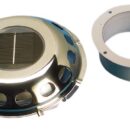 In acciaio inox, permette il passaggio dell’aria ma non dell’acqua, già completo di motorino elettrico sottostante per ventilazione cabina, alimentato tramite cellula solare incorporata nell'areatore.