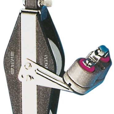 Carcassa in nylon nero più rinforzi in acciaio inox.