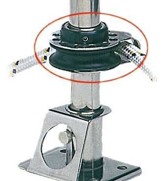 Mantiene all’esterno della coperta la scotta, e facilita l’arrotolamento del fiocco, che di regola richiede sforzo elevato.Questo perché la puleggia é di grande diametro e montata su sfere in delrin.