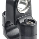 A) Fabbricato in nylon, totalmente snodato sui 2 assi.B) Fabbricato in naylon, con passaggio scotta in acciaio inox.