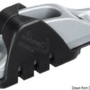 Si abbina a 56.203.08; 56.211.08/28; 56.217.00; 56.218.00; 56.236.00.Evita che si liberi accidentalmente la scotta e all'inverso può lasciare la scotta libera di scorrere.