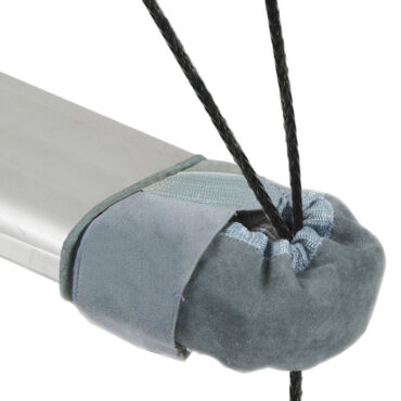 Copricrocette realizzati in pelle resistente ai raggi UV. Un cordone elastico ai bordi permette allo stivaletto di adattarsi bene indipendentemente dalla forma delle crocette. L'interno è foderato in neoprene per una vestibilità ottimale e la pelle all'esterno offre una superficie morbida a protezione della vela. È dotato di un velcro per un fissaggio sicuro e si adatta a bracci di crocette larghi. Venduti in coppia e disponibili in 4 taglie.