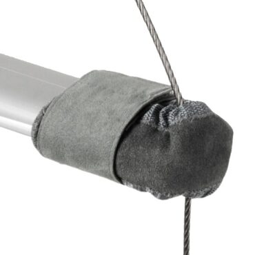 Pelle trattata antiacqua, sale, UV, con bordatura elastica ed anima in neoprene.Fissaggio tramite dispositivo a strappo. Adatti ad ogni tipo di crocetta.Montaggio rapidissimo. Vendute a coppia.