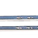 In acciaio inox, completa di fori di regolazione.