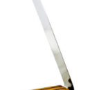 Fabbricato in acciaio inox con appoggio in teak antiscivolo.Montaggio con viti M5.