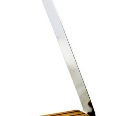 Fabbricato in acciaio inox con appoggio in teak antiscivolo.Montaggio con viti M5.