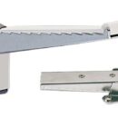 In acciaio inox 304 con rivestimento anti-sdrucciolo in nylon morbido.Montaggio con viti M5