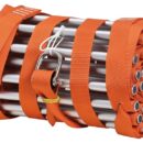 Realizzata in nastro tessile e gradini in alluminio. La scala deve essere fissata in basso alle due asole predisposte (ideale fissarla sotto l’attacco del boma) per poi tesata con una drizza; una volta ben tesata (tramite winch) la scala risulterà rigida e stabile grazie ad un sistema auto strozzante di ogni gradino. Anche se ci si sbilancia la scala rimane ferma e non gira su se stessa. La lunghezza totale della scala deve essere inferiore alla lunghezza dell'albero per dare la possibilità di tenderla al massimo. Quando la cuspide è tesata, la scala da la possibilità ad un uomo con i piedi sull'ultimo gradino in alto, di avere la testa dell'albero circa all'altezza del torace. E' comunque possibile trovare la misura corretta, agendo sulle code predisposte appunto a regolazione. Vedi istruzioni.