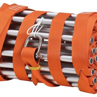 Realizzata in nastro tessile e gradini in alluminio. La scala deve essere fissata in basso alle due asole predisposte (ideale fissarla sotto l’attacco del boma) per poi tesata con una drizza; una volta ben tesata (tramite winch) la scala risulterà rigida e stabile grazie ad un sistema auto strozzante di ogni gradino. Anche se ci si sbilancia la scala rimane ferma e non gira su se stessa. La lunghezza totale della scala deve essere inferiore alla lunghezza dell'albero per dare la possibilità di tenderla al massimo. Quando la cuspide è tesata, la scala da la possibilità ad un uomo con i piedi sull'ultimo gradino in alto, di avere la testa dell'albero circa all'altezza del torace. E' comunque possibile trovare la misura corretta, agendo sulle code predisposte appunto a regolazione. Vedi istruzioni.