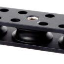 In alluminio anodizzato duro a spessore + PTFE con pulegge in delrin.