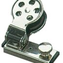 In acciaio inox e pulegge in nylon.