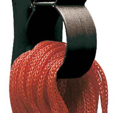 Con aggancio a scatto e fissaggio a parete con 4 viti.