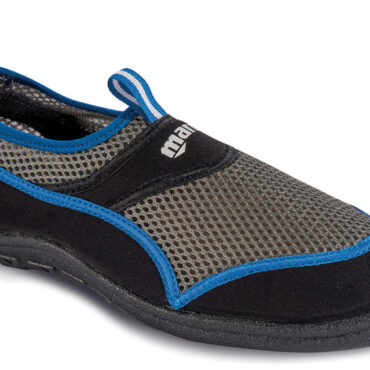 Scarpetta adatta per le attività che prevedono il contatto con fondali accidentati e scogli.Suola in TRP, tomaia Micro-mesh e neoprene e foderato, sono confortevoli e adatte a tutte le attività marine.Colori assortiti blu/nero/grigio.
