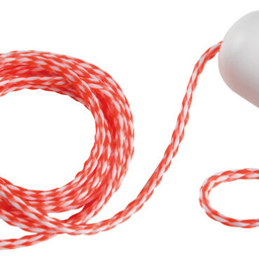 Completo di cima con cappi per il fissaggio alle bitte di poppa.E’ pratico ed economico.